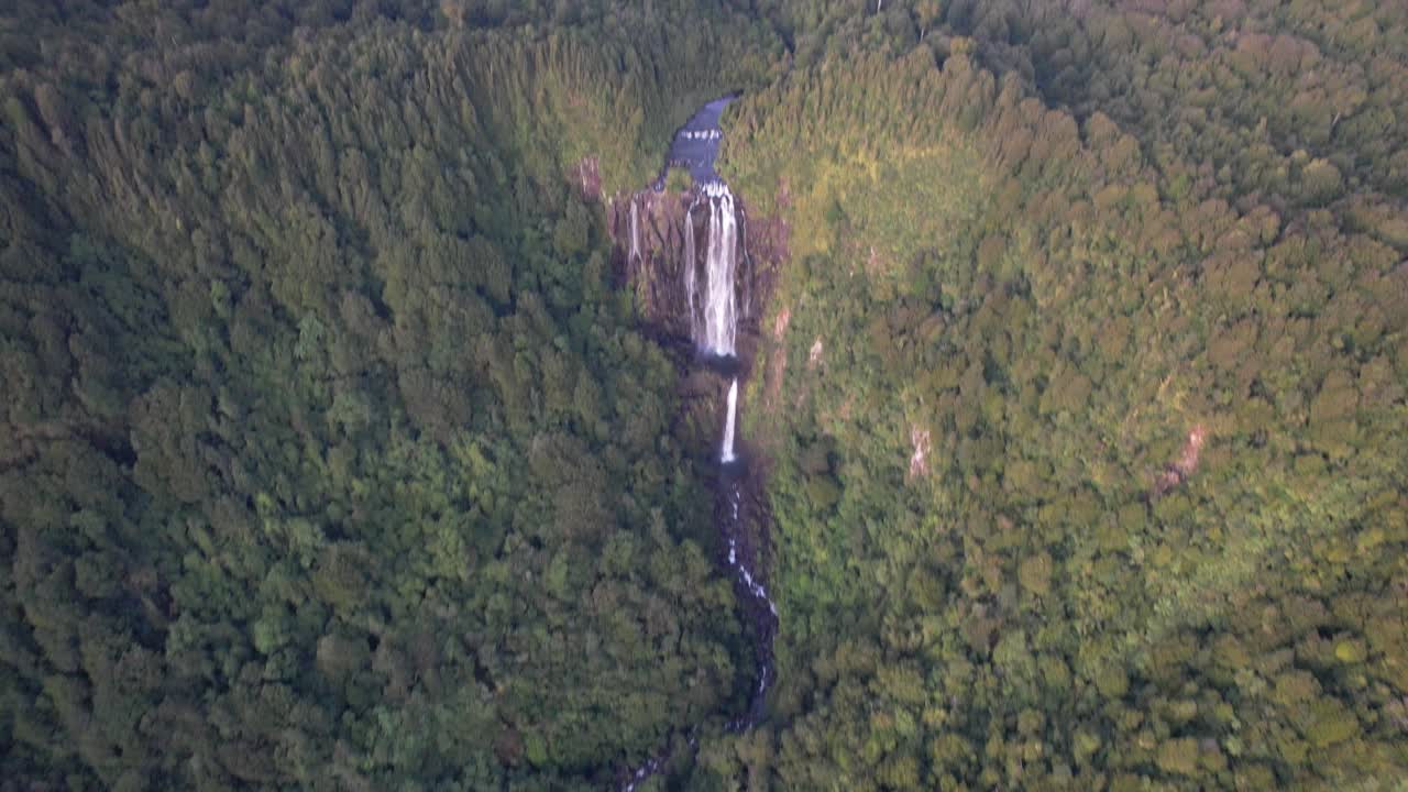 paisaje panorámico de las cataratas de wairere en nueva zelanda - fotografía aérea de un avión no tripulado