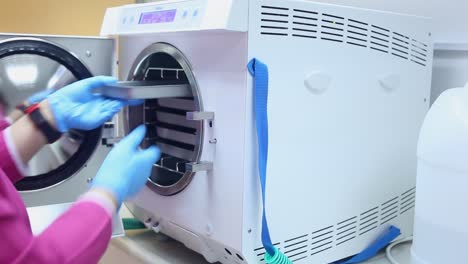 asistente dental femenino esterilizar herramientas del dentista