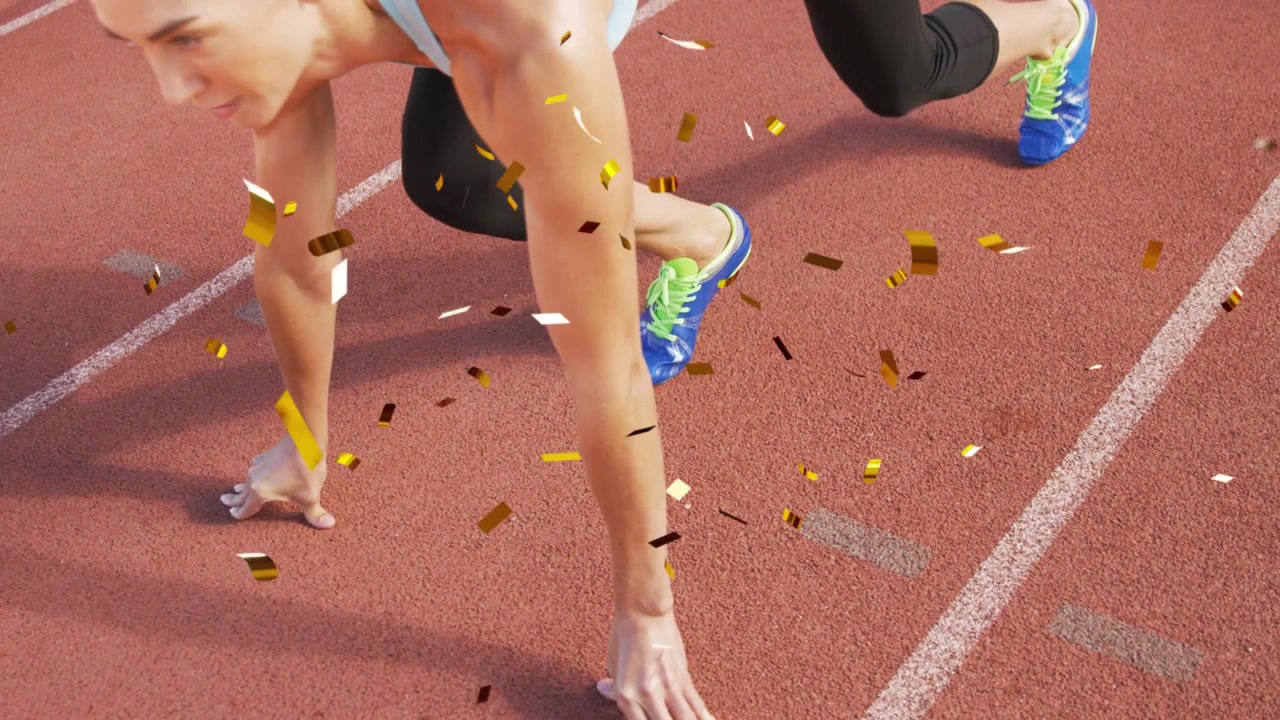 Atleta donna che si mette in posizione di partenza da velocista sulla pista, con coriandoli che coprono le scarpe per l'inizio di una gara.