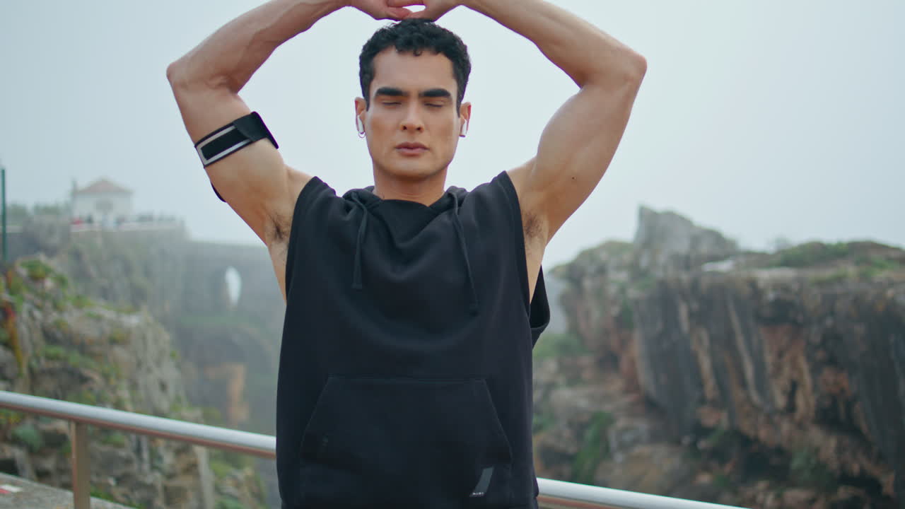 atleta musculoso haciendo ejercicio deportivo en el parque urbano. hombre guapo estirándose