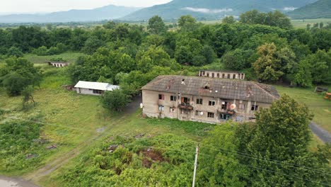 4k: vista aérea de una casa abandonada en la región oriental de georgia