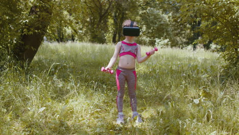 Niño-Atlético-Con-Casco-Vr-Haciendo-Ejercicios-De-Fitness-Con-Pesas-Al-Aire-Libre-En-El-Parque