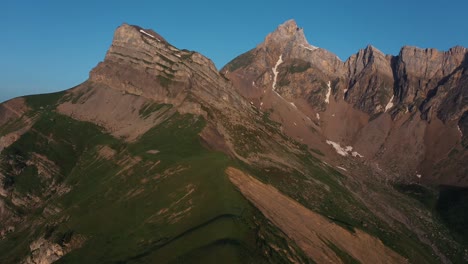 Impressive-mountain-peaks-in-the-French-Alps