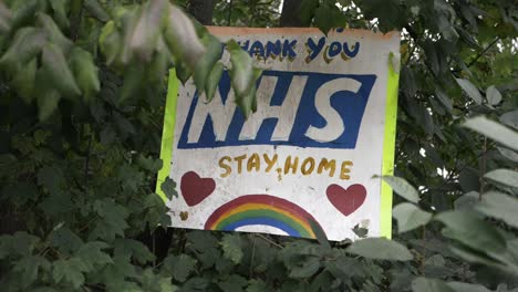 nhs에 수제 감사 인사를 전하고 집에 머물며 사인 패닝 샷을 찍습니다.