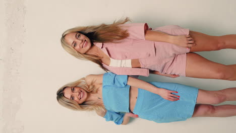dos mujeres posando en trajes de moda de verano