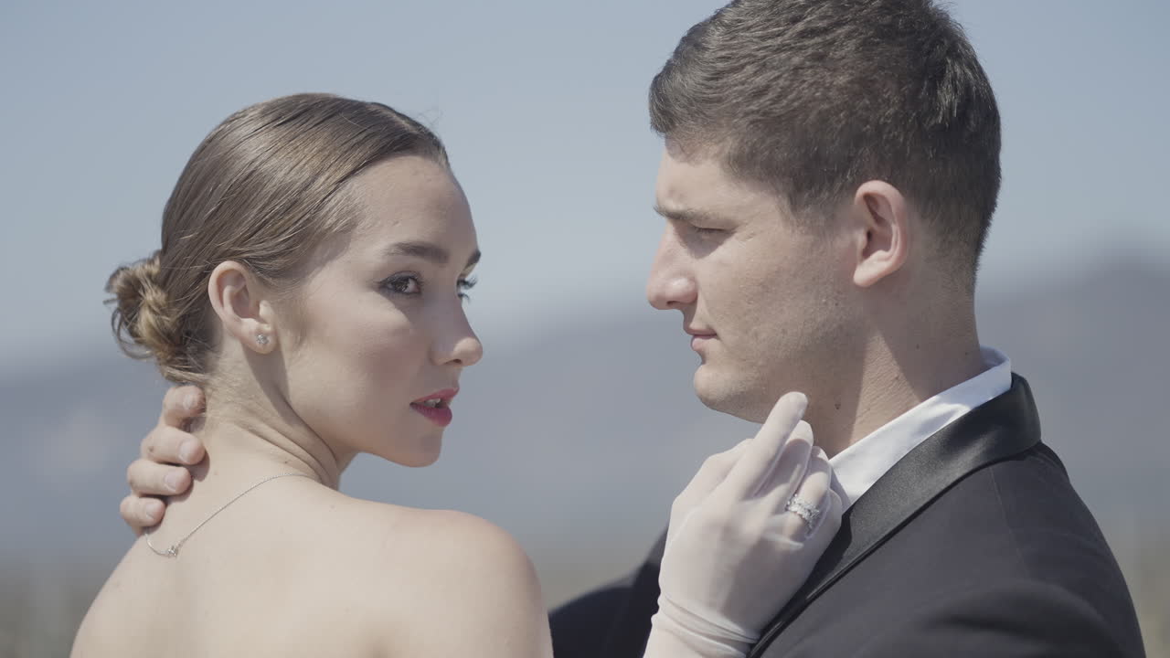 пара в романтических объятиях