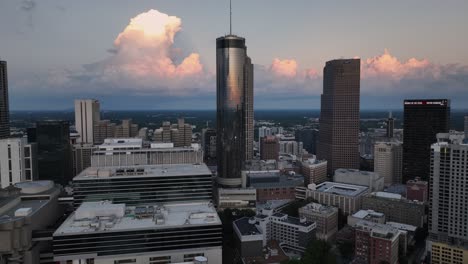 Vista-Aérea-Del-Reflejo-De-La-Puesta-De-Sol-En-Rascacielos-En-Atlanta,-Georgia