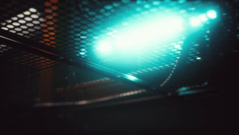 bajo el suelo de alambre en la nave espacial