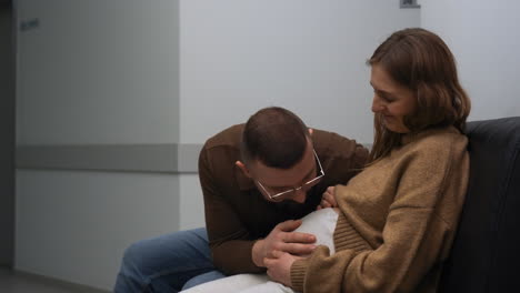 una pareja encantadora en la sala de espera.