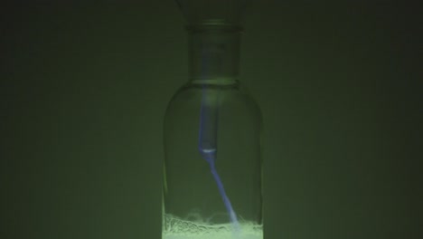 reacción química brillante en una botella
