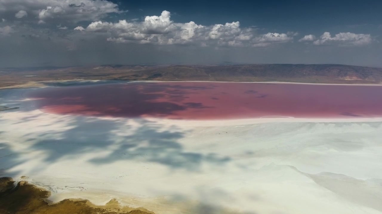 Vista Aérea de Lago Salgado Rosa Vibrante Sob Céu Nublado