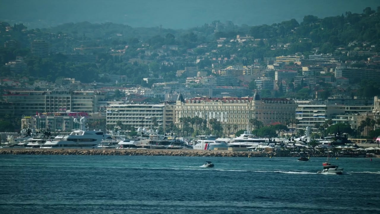 Paesaggio urbano di Cannes con hotel, il porto con yacht di lusso e barche che navigano nel Mar Mediterraneo, Cannes, Francia