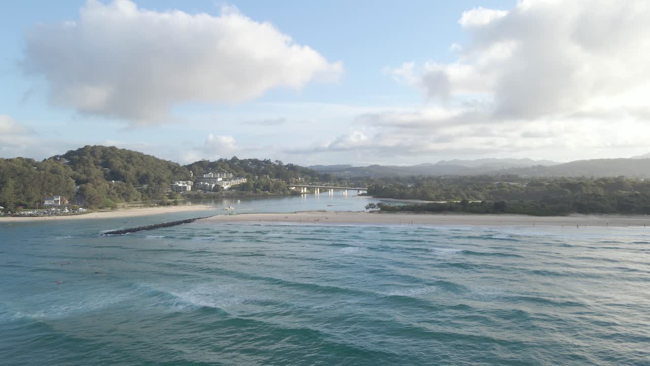 panorama de la playa de currumbin y el mar azul durante el día en la costa de oro, australia - toma aérea de drones