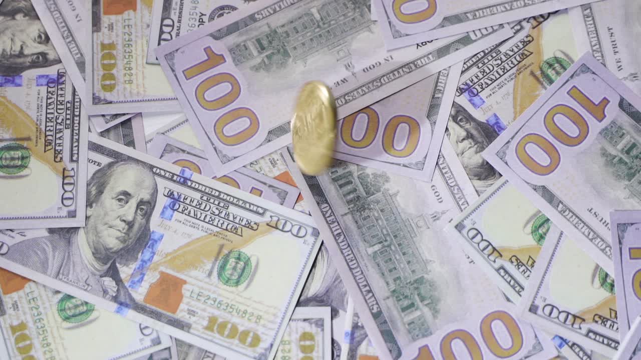 비트코인은 느린 속도로 회전합니다. 금융 및 투자 개념.