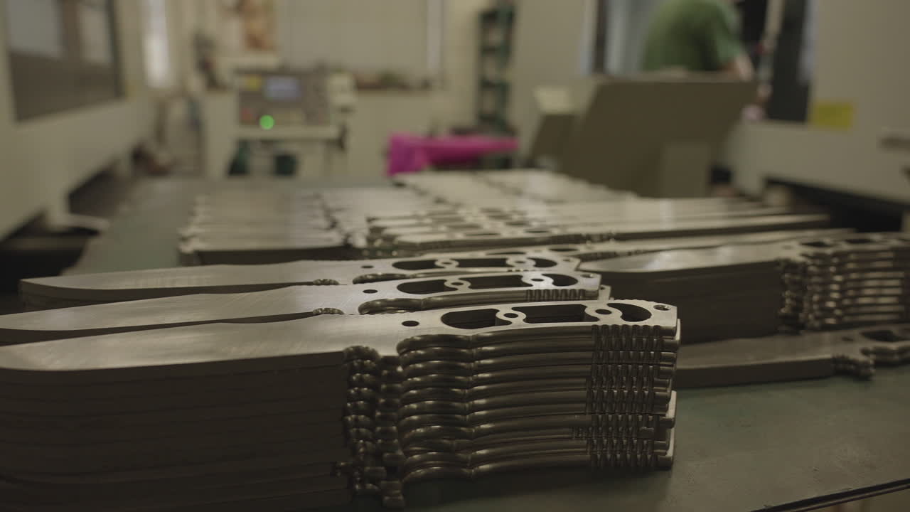 producción militar de cuchillos de hoja fija, patrones de acero inoxidable preparados para el procesamiento final y montaje, primer plano