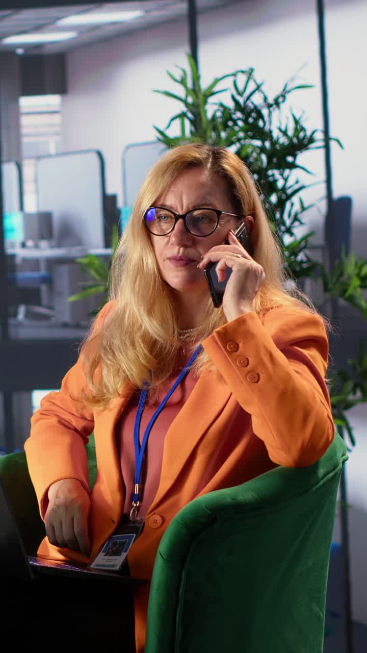 Profesjonell kvinne snakker i mobiltelefon på et moderne kontor