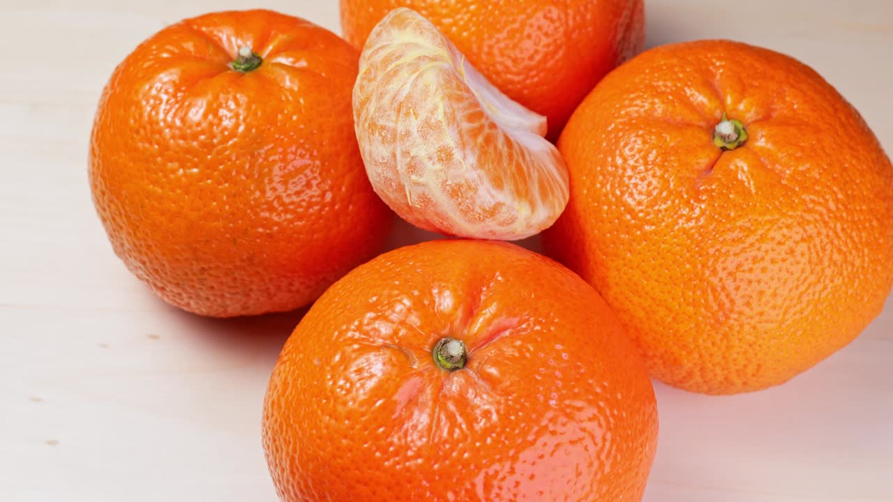 익은 만다리네가 가까이서 회전하는 느린 영상