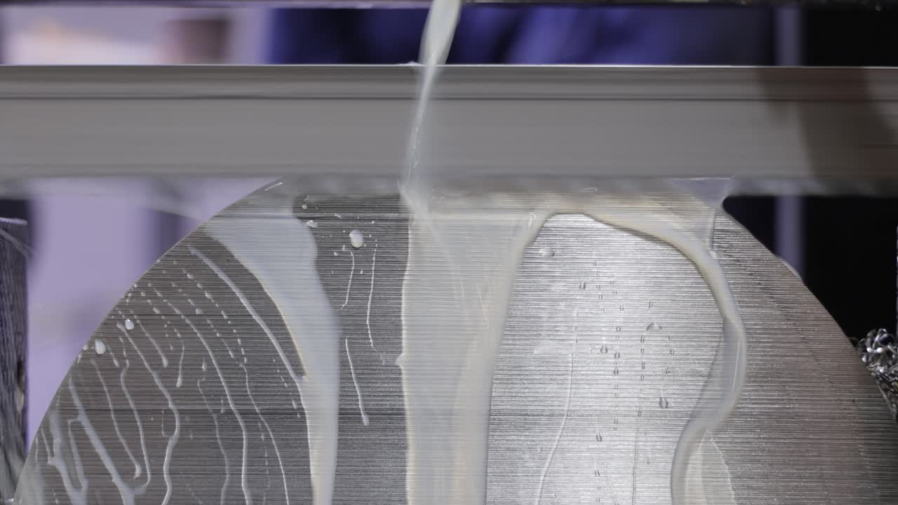 máquina de sierra moderna. corte de metal tecnología de procesamiento moderna.