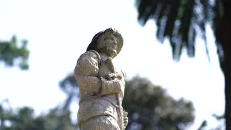 Estatua-Del-Conquistador-En-Cámara-Lenta-Con-árboles-Tropicales-En-El-Fondo-En-Un-Día-Soleado-De-Florida