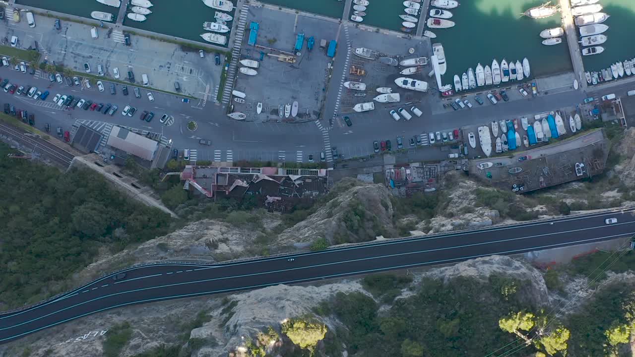 일몰 동안 항구의 하향식 드론 샷