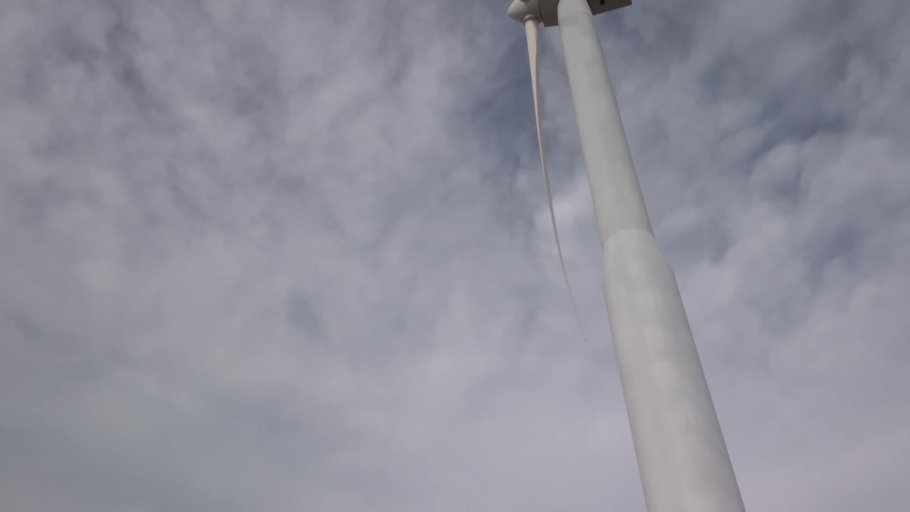 환경 친화적 인 풍력 발전소는 재생 가능한 원천에서 전기를 생산합니다. 아침 일출, 높은 구름, 바람이 불고 있습니다.