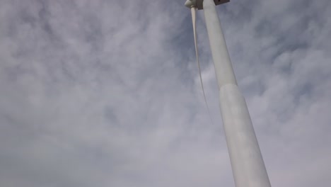 parque eólico respetuoso con el medio ambiente que crea electricidad de fuentes renovables, amanecer temprano, nubes altas, condiciones de viento