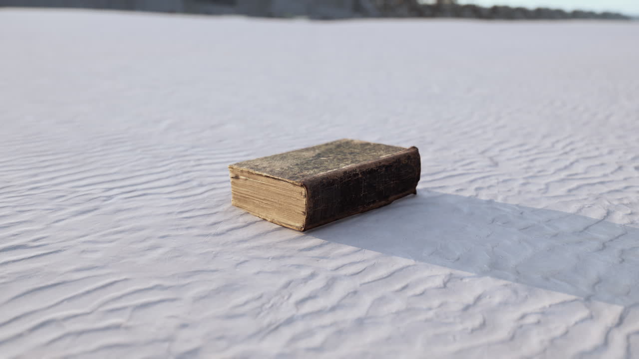 vecchio libro sulla spiaggia di sabbia
