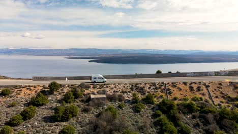 Wohnmobil-Fahren-Auf-Küstenstraße,-Urlaubsreise-Im-Wohnmobil,-Insel-Cres,-Kroatien