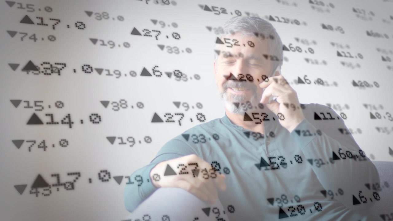 Animação de processamento de dados sobre homem usando smartphone.