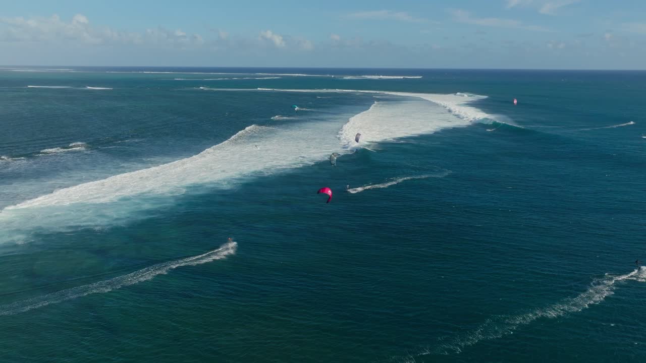 kitesurfistas montando las hermosas olas de mauricio durante un día de viento