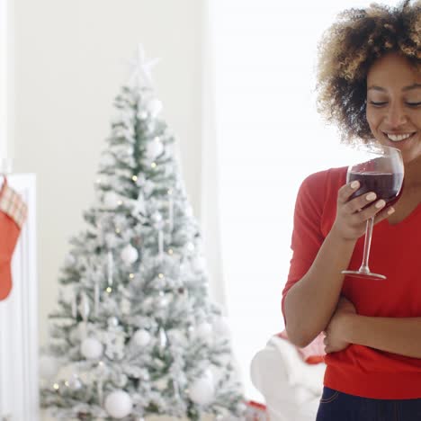 Mujer-Joven-Que-Ofrece-Un-Brindis-De-Navidad