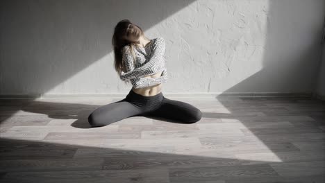 mujer posando en posturas artísticas de yoga y danza