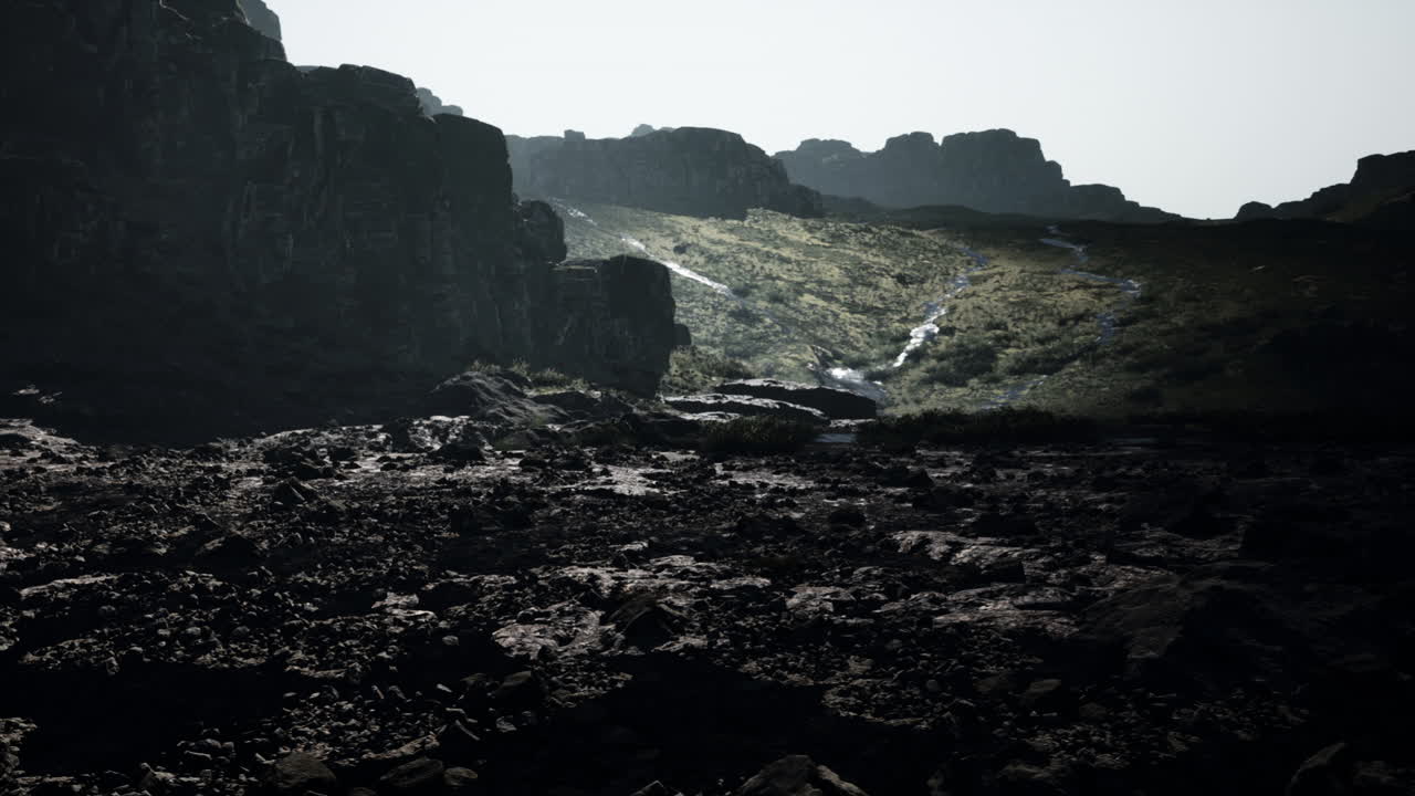 impresionante vista de la montaña con pendiente de hierba y terreno rocoso