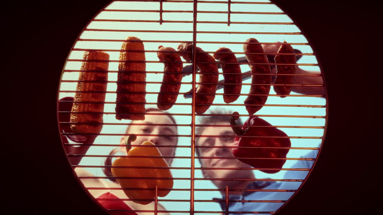 맛있는 여름 바베큐 를 즐기는 부부