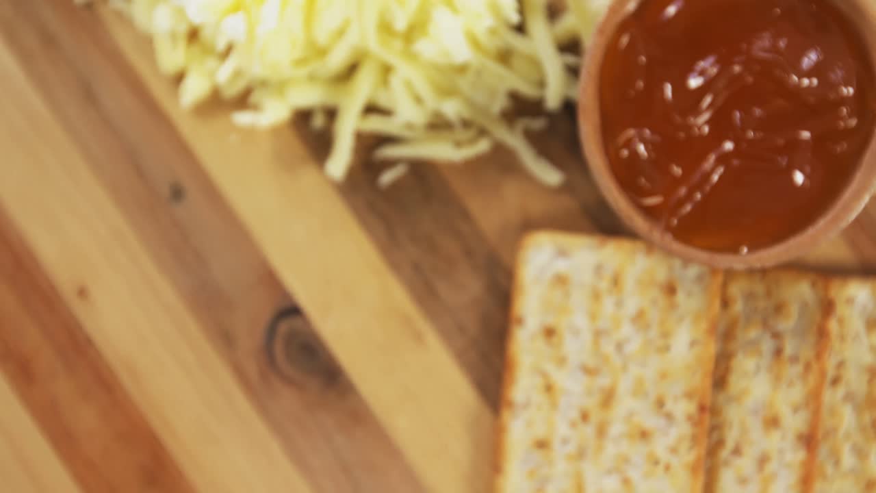 queso rallado con galletas crujientes y mermelada