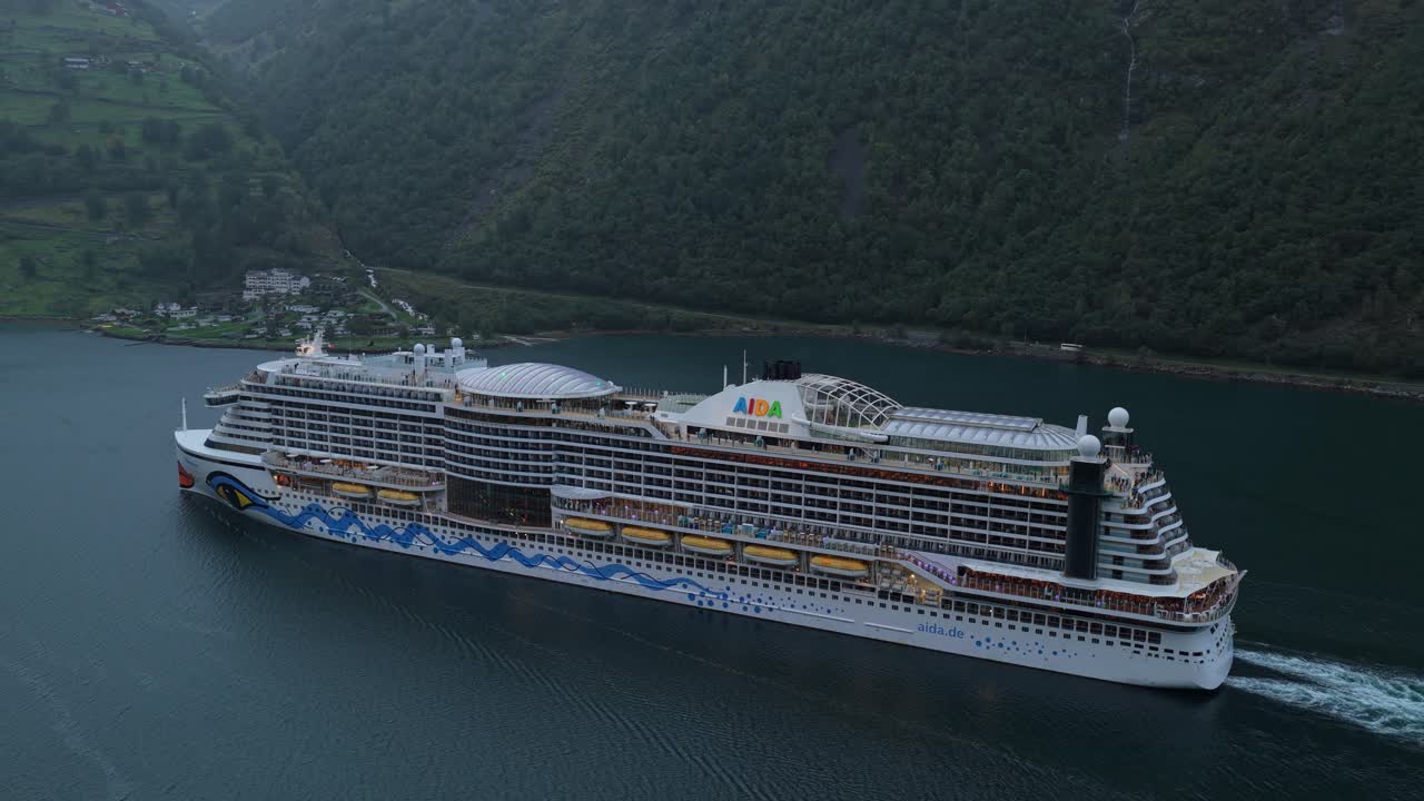 Ripresa aerea di una nave che naviga nel maestoso Geirangerfjord in Norvegia