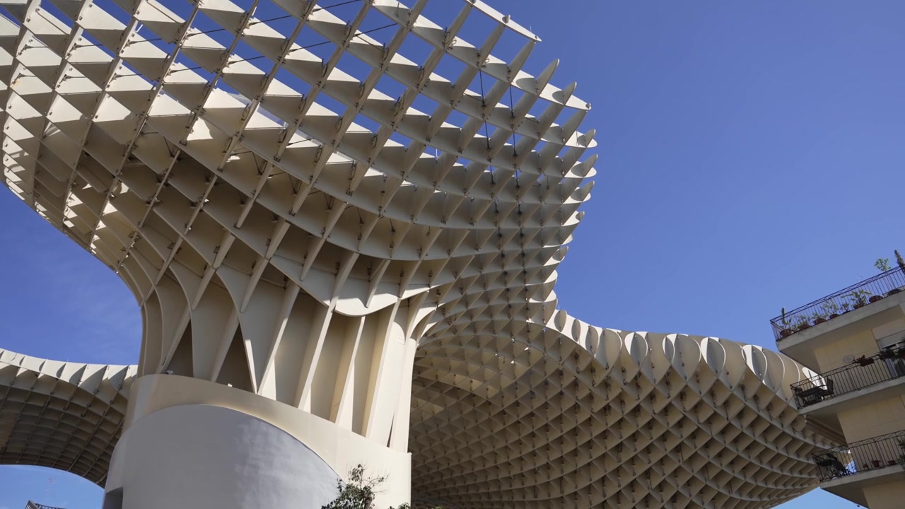 Vista en ángulo bajo del Metropol Parasol en Sevilla