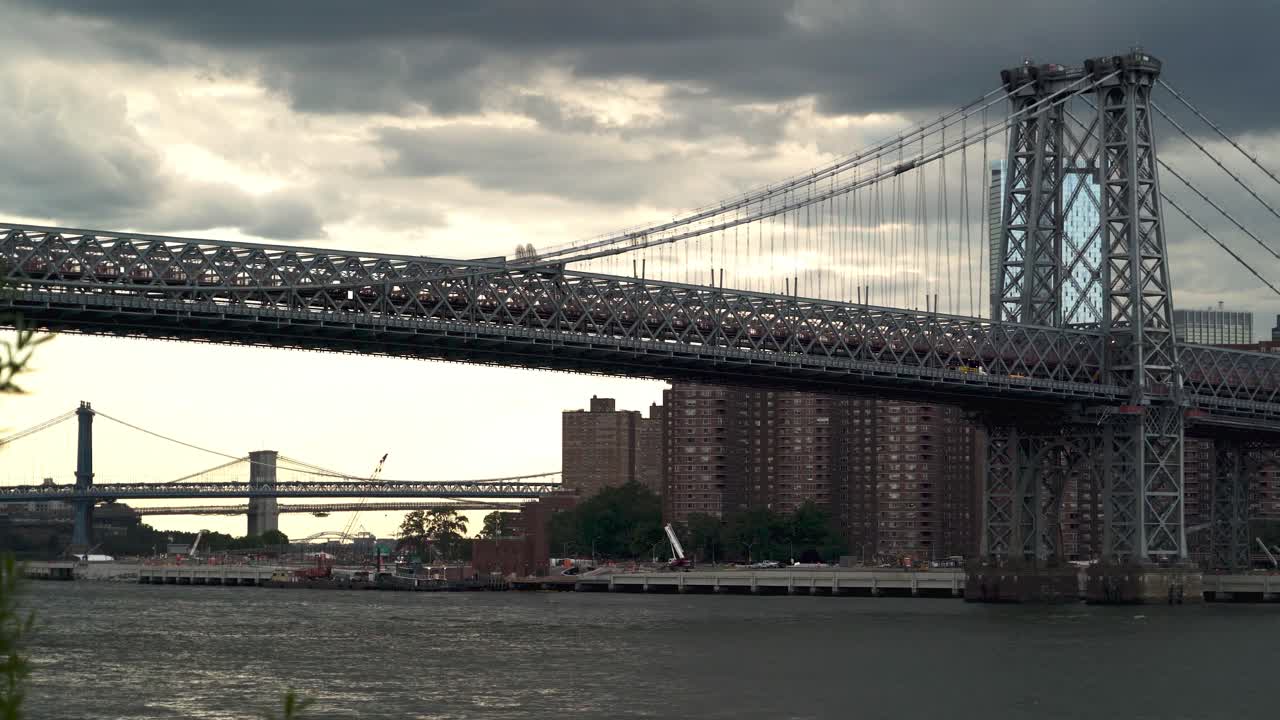 Lenta panoramica a destra del ponte di Williamsburg a New York in una giornata nuvolosa, tempestosa e minacciosa