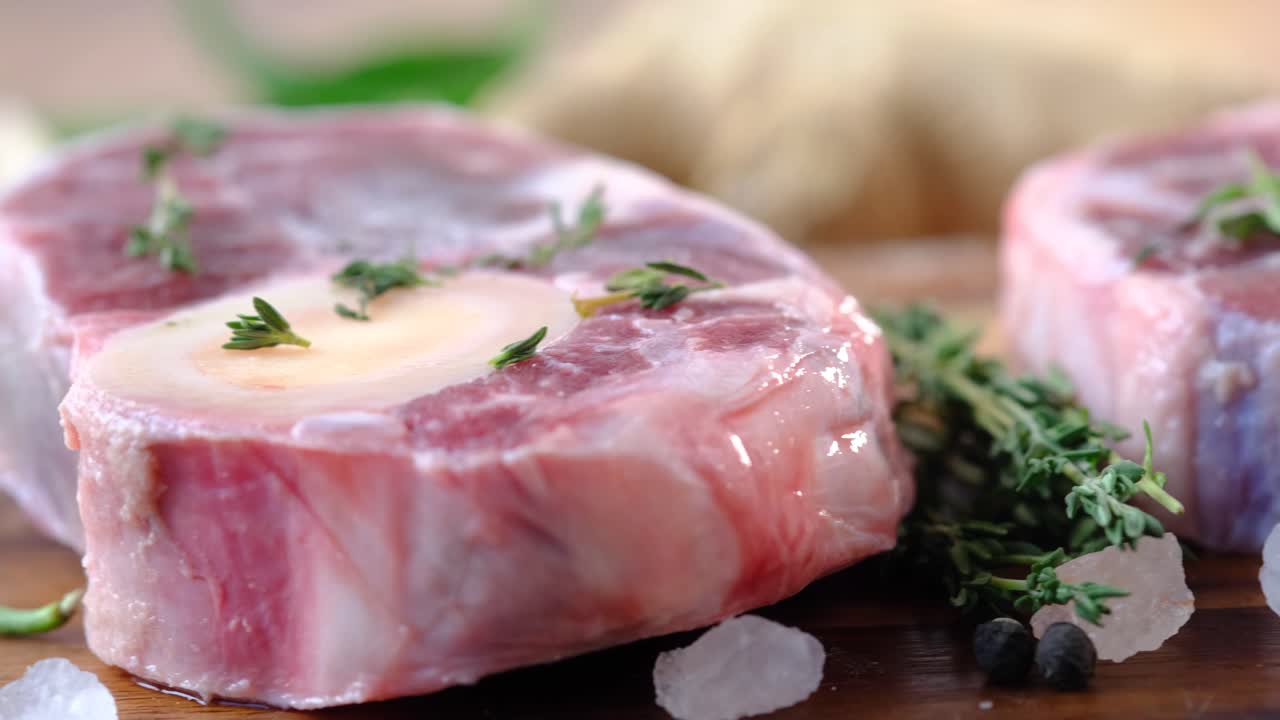 osso buco crudo con hierbas y especias