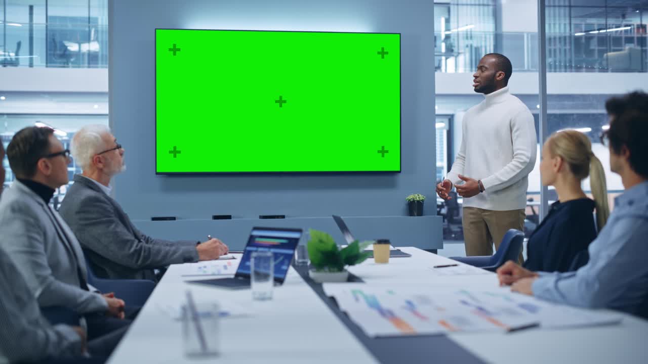 presentación de reuniones en la sala de conferencias de la oficina: empresario negro carismático habla, utiliza pantalla verde chroma key wall tv. presentación exitosa de un producto de comercio electrónico a un grupo de inversores multiétnicos