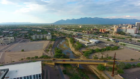 Weitwinkel-Drohnenaufnahme-Der-Innenstadt-Von-Tucson,-Arizona