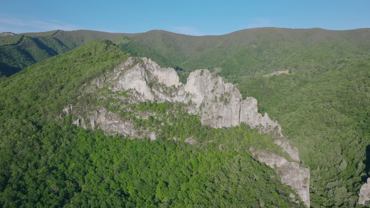 Cresta di Seneca Rocks e ampi dintorni boschivi, tracciamento aereo verso sinistra