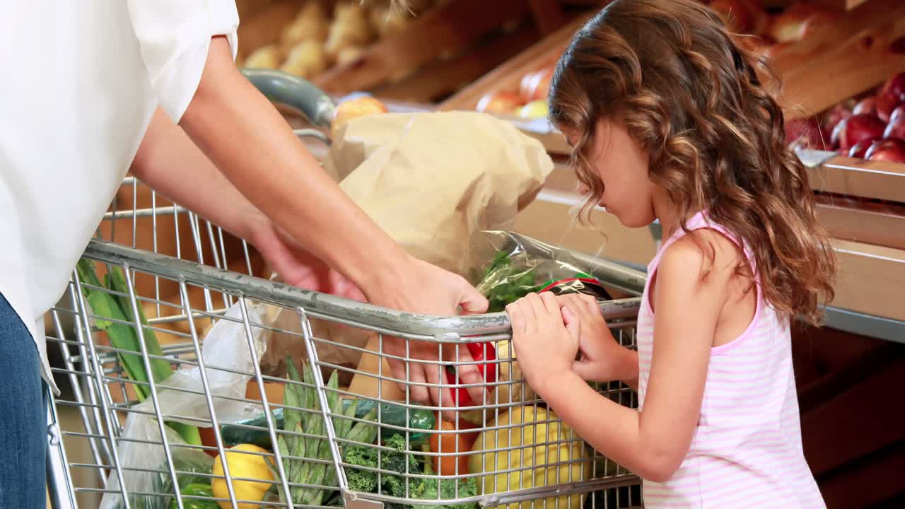 madre e hija comprando en el supermercado