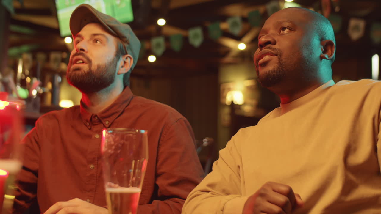 Guardare una partita di calcio al pub
