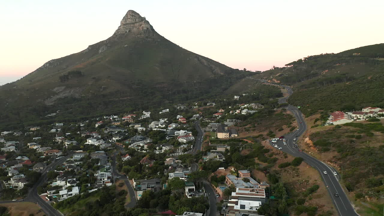 Luftaufnahme einer malerischen Straße in Camps Bay mit dem Lion's Head Berg in Südafrika – Drohnenaufnahme