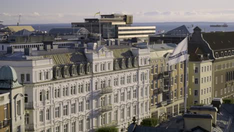 cámara panorámica de izquierda a derecha sobre el horizonte de una ciudad en suecia