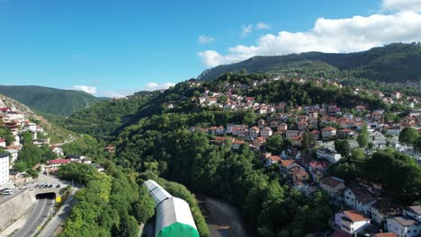 pueblo natural a orillas del río