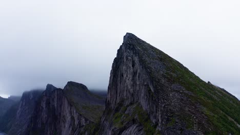 famosos picos montañosos de segla bajo un cielo nublado en la isla de senja, noruega
