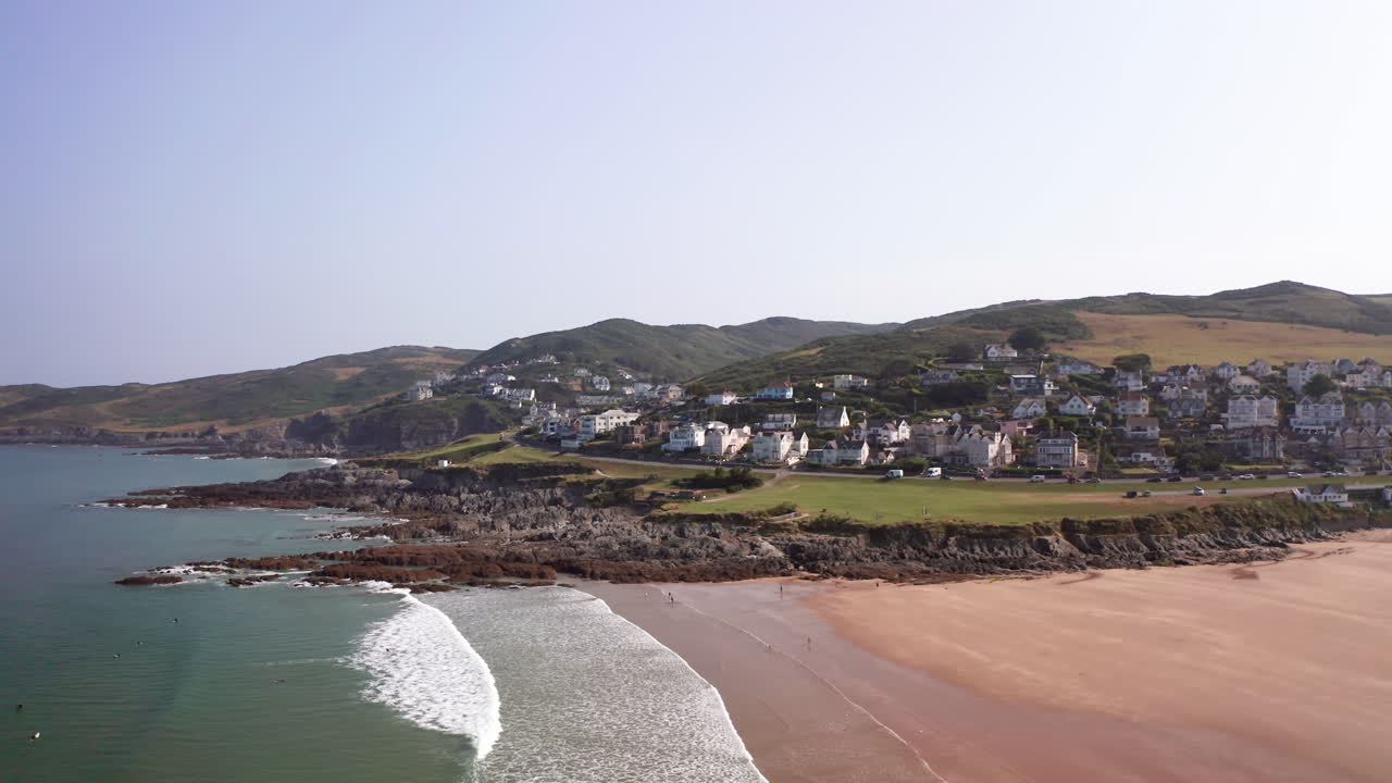 órbita en el sentido de las agujas del reloj de una hermosa playa de arena - explanada en north devon
