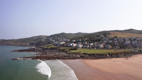 Órbita-En-El-Sentido-De-Las-Agujas-Del-Reloj-De-Una-Hermosa-Playa-De-Arena---Explanada-En-North-Devon